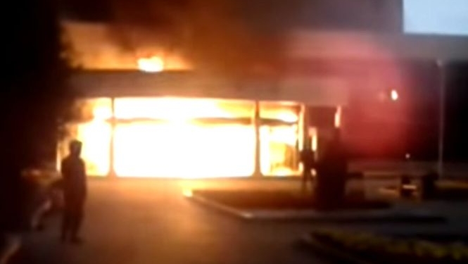 “Привет Поклонской”,- в РФ фанатик таранил автомобилем и поджег кинотеатр из-за показа фильма “Матильда”