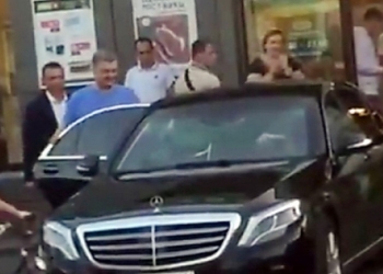 Селфи с  прохожими и джинсы с футболкой: опубликовано случайное видео Порошенко у супермаркета