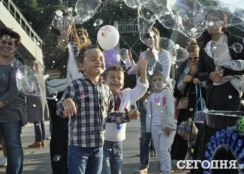 Праздник мыльных пузырей в Киеве: яркие фотографии