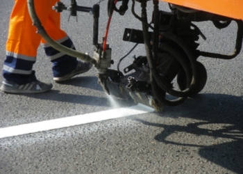 На дорогах Николаевской области начали наносить разметку. Но экономно