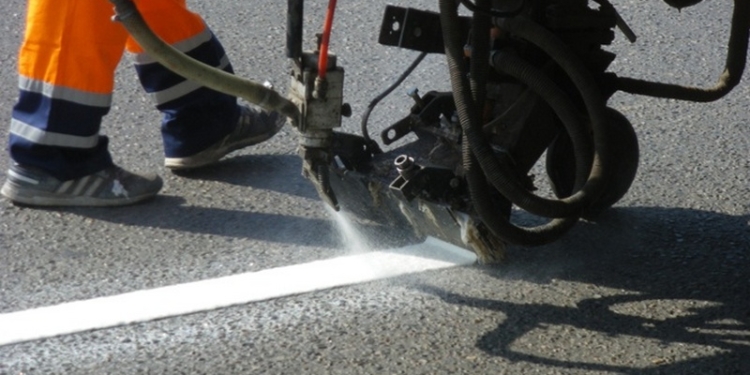 На дорогах Николаевской области начали наносить разметку. Но экономно