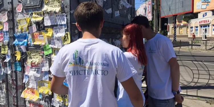 Депутат Николаевского горсовета предложил премировать за доносы на поклейщиков рекламы в неположенных местах