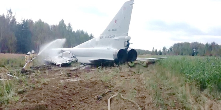 Упал и умер. Под Калугой на земле разбился бомбардировщик РФ