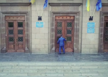 Александр Сенкевич поздравил Николаев с днем рождения на пороге мэрии – видеролик