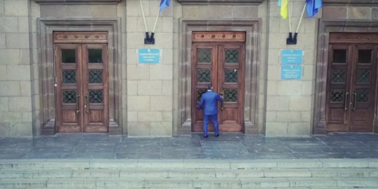 Александр Сенкевич поздравил Николаев с днем рождения на пороге мэрии – видеролик