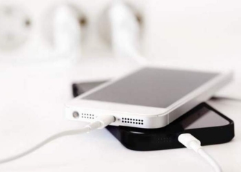 Девушка умерла, прикоснувшись к заряжавшемуся телефону