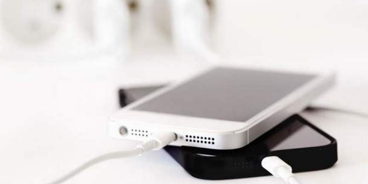 Девушка умерла, прикоснувшись к заряжавшемуся телефону