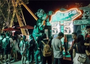 В Гонконге посетителя комнаты страха насмерть задавило гробом