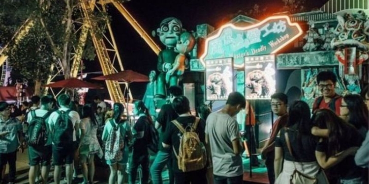 В Гонконге посетителя комнаты страха насмерть задавило гробом