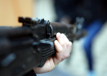 На Харьковщине мужчина из окна многоэтажки выстрелил в спину 14-летнему подростку