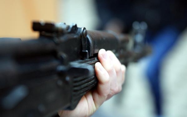 На Харьковщине мужчина из окна многоэтажки выстрелил в спину 14-летнему подростку