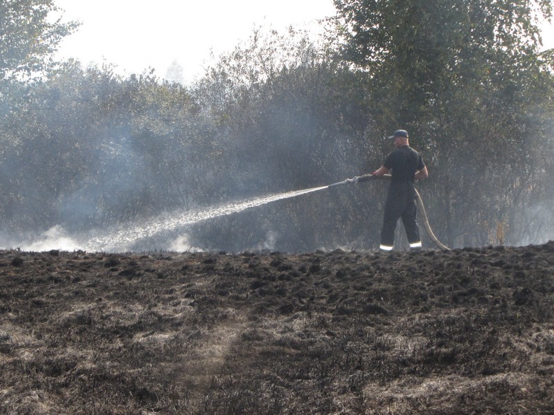 В Черкасской области пятые сутки тушат торфяной пожар 1