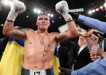 Украинский боксер Усик нокаутировал немца Хука в поединке боксерской Лиги чемпионов