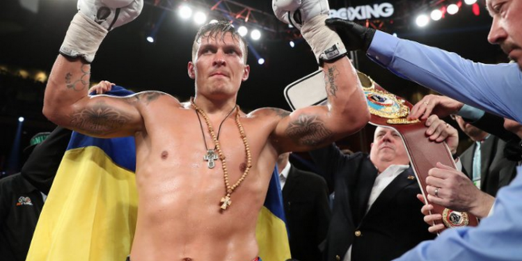 Украинский боксер Усик нокаутировал немца Хука в поединке боксерской Лиги чемпионов