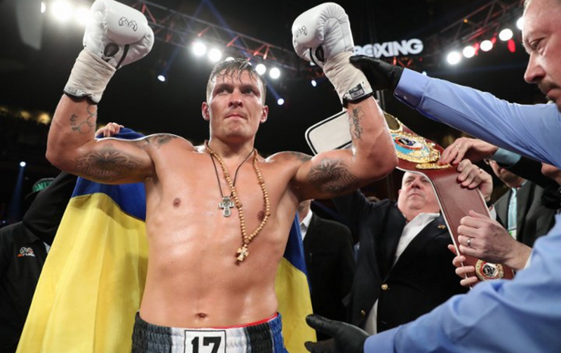 Украинский боксер Усик нокаутировал немца Хука в поединке боксерской Лиги чемпионов 1