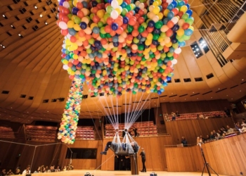 Художница-инвалид девять часов провисела на воздушных шариках