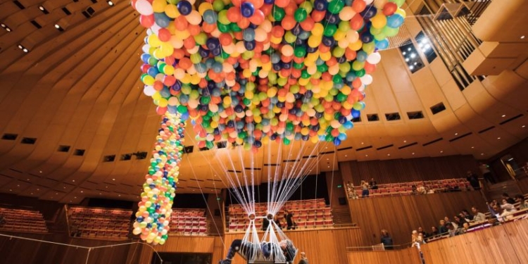 Художница-инвалид девять часов провисела на воздушных шариках