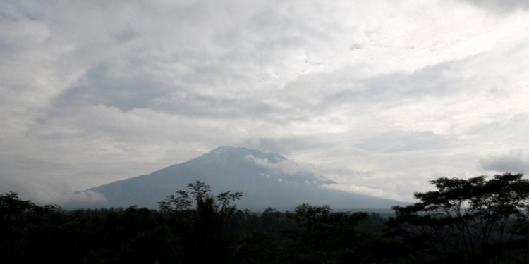 С острова Бали из-за вулкана эвакуировали около 35 тысяч человек