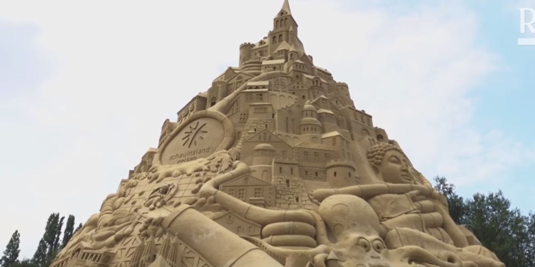 Рекорд. В Германии построили самый высокий в мире замок из песка