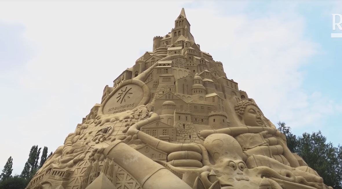 Рекорд. В Германии построили самый высокий в мире замок из песка