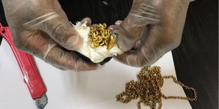 Презренный металл: мужчина пытался пронести через таможню 1 кг золота в прямой кишке