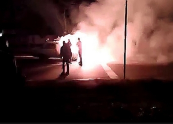 В Николаеве автомобиль загорелся прямо на дороге – движение по проспекту Героев Украины перекрыто