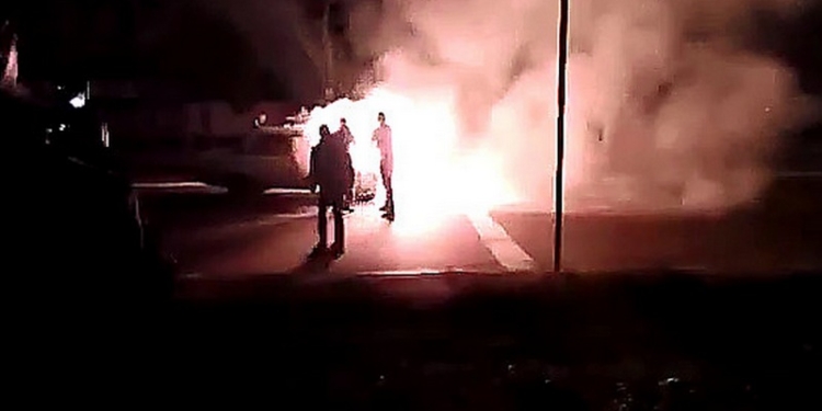 В Николаеве автомобиль загорелся прямо на дороге – движение по проспекту Героев Украины перекрыто