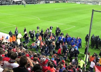 Во Франции во время футбольного матча рухнула трибуна со зрителями – десятки пострадавших