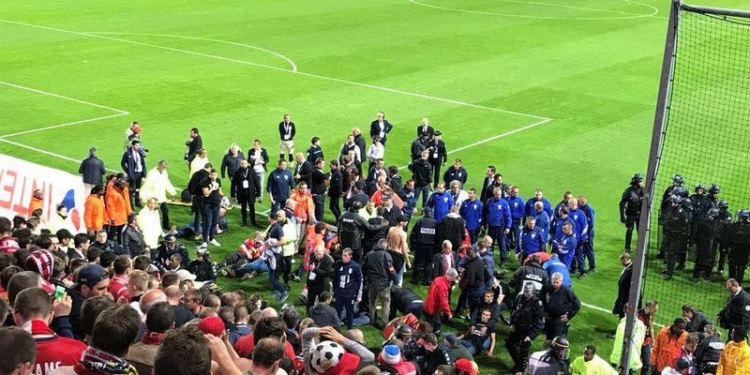 Во Франции во время футбольного матча рухнула трибуна со зрителями – десятки пострадавших