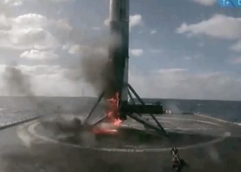 Ракета Falcon 9 загорелась во время приземления