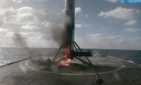 Ракета Falcon 9 загорелась во время приземления 1