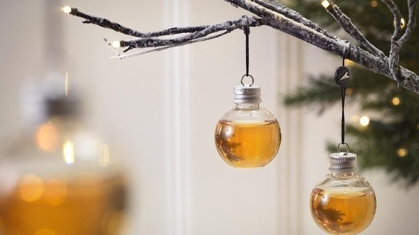 Скоро, скоро Новый год. В продаже появились елочные шары с джином, виски и водкой