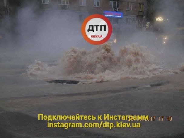 В Киеве «рвануло» теплотрассу – из-под асфальта на проезжей части начал бить горячий «гейзер» 3