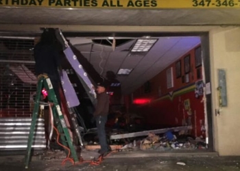 В Нью-Йорке авто врезалось в здание центра для детей – есть пострадавшие