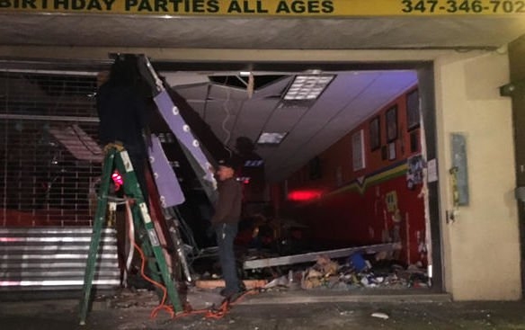 В Нью-Йорке авто врезалось в здание центра для детей – есть пострадавшие