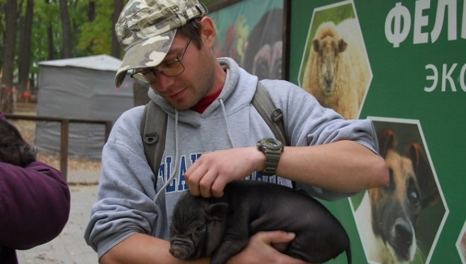 Харьковский экопарк передал воспитанникам эколого-натуралистического центра в Николаевской области двух детенышей карликовых домашний свиней
