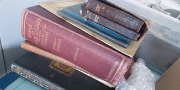 Украинские пограничники задержали британца, который хотел вывезти более 150 монет, старинные книги, 2 утюга, шпагу и рапиру