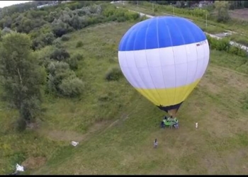 Была машина, а стала корзина: в России «Оку» подняли на воздушном шаре