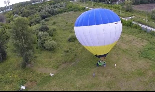Была машина, а стала корзина: в России «Оку» подняли на воздушном шаре