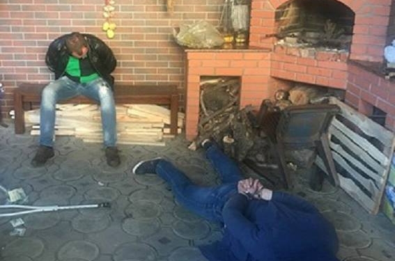 В Николаеве двое полицейских вымогали $10 тыс. – их взяли «на горячем»