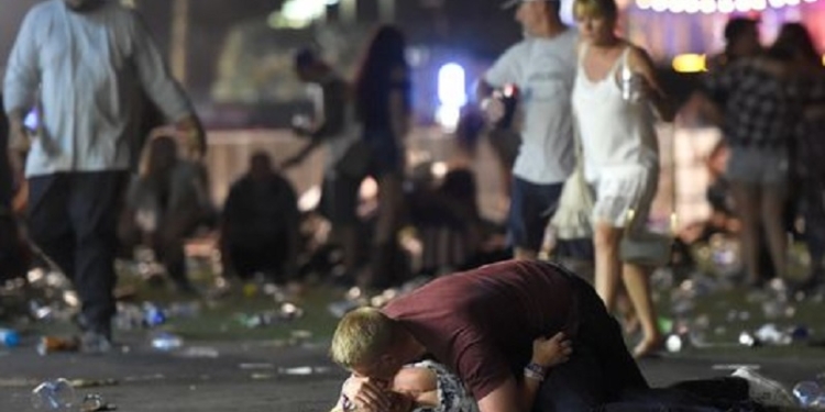 Неизвестный открыл стрельбу в отеле-казино в Лас-Вегасе. 20 убитых, много раненых