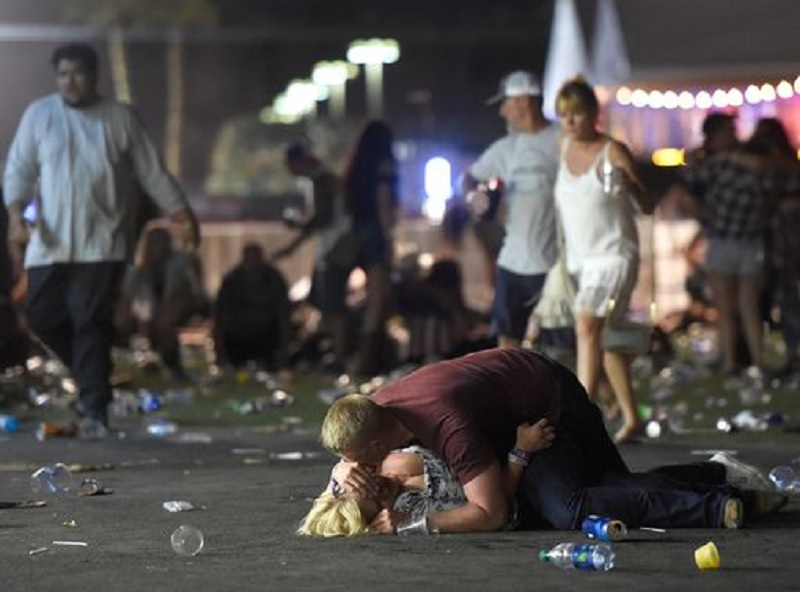 Количество жертв стрельбы в Лас-Вегасе увеличилось вдвое: погибших уже 50, а раненых – 200 1
