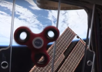 Даже астронавты Международной космической станции играют со спинером. Или не играют, а экспериментируют с законами движения Ньютона?