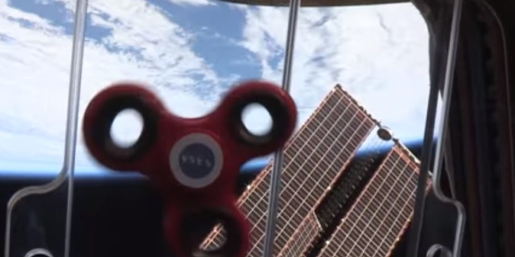 Даже астронавты Международной космической станции играют со спинером. Или не играют, а экспериментируют с законами движения Ньютона?