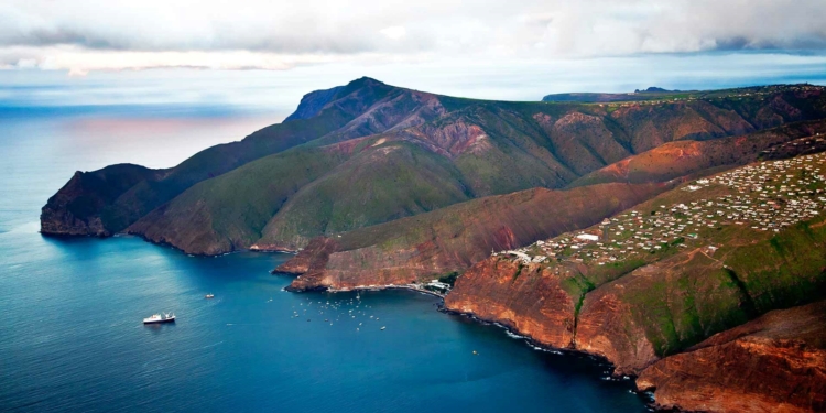 «Самый бесполезный аэропорт мира» на острове Святой Елены, где упокоился Наполеон, принял первый коммерческий рейс