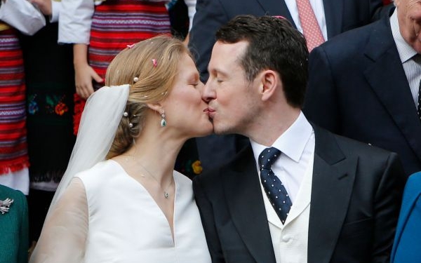 Принцев мало, и на всех их не хватает: сербский принц женился на графической дизайнерше