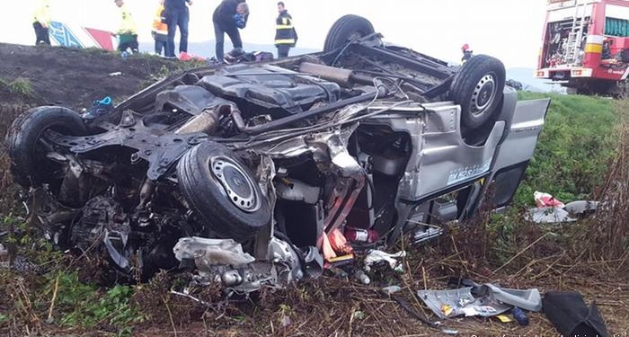 В результате столкновения микроавтобуса и грузовика в Словакии погибли восемь человек