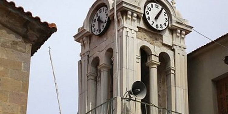 В знак протеста против закона, облегчающего официальную смену пола, духовенство в Греции в течение недели ежедневно по три минуты будет бить в колокола