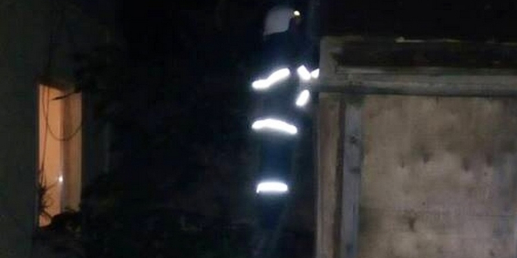 Слишком жарко натопили: в Очакове загоревшаяся баня угрожала жилому дому