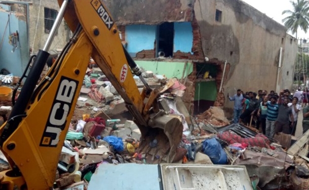 В Индии рухнуло здание – есть погибшие, под завалами могут быть еще люди